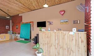 una stanza con bancone e televisore in una stanza di Corbett The Serene By Sukhmani Resorts a Ramnagar