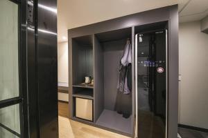 a room with black walls and a walk in closet at Browndot Hotel Deokjin in Jeonju
