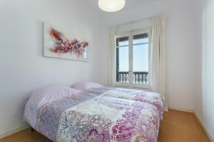 1 dormitorio con cama y ventana en Arenyslux, en Arenys de Mar