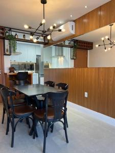 a dining room with a table and chairs at Apto lindo nas montanhas! in Venda Nova do Imigrante