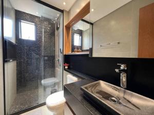 a bathroom with a sink and a shower and a toilet at Apto lindo nas montanhas! in Venda Nova do Imigrante +31 photos