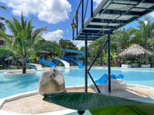 Bazén v ubytování Warehouse18 Pool Cafe Resort nebo v jeho okolí
