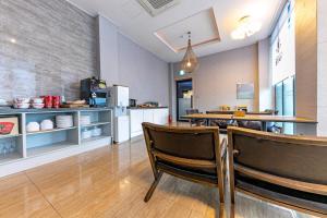 Kuchyň nebo kuchyňský kout v ubytování Yeosu Stay Hotel