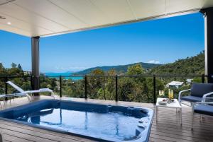 una piscina en una casa con vistas en Airlie Nights, en Airlie Beach