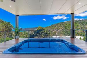una piscina cubierta en la terraza de una casa en Airlie Nights, en Airlie Beach