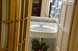 a bathroom with a sink and a mirror at Hostal Sixto in Rota