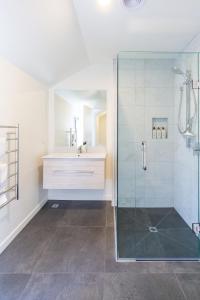 a bathroom with a shower and a sink at 2BR Townhouse, Riccarton Mall, Hagley Park in Christchurch +24 photos
