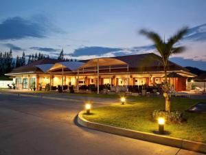 ein großes Gebäude mit Lichtern davor in der Unterkunft Thailand Resort Hotel in Hua Hin