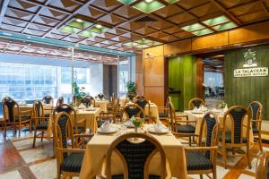Un restaurante u otro lugar para comer en Hotel Casa Blanca