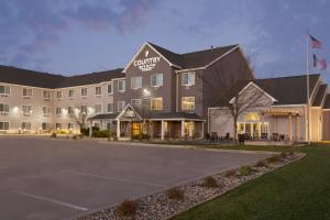 un hôtel avec un parking en face dans l'établissement Country Inn & Suites by Radisson, Ames, IA, à Ames