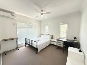 Ένα ή περισσότερα κρεβάτια σε δωμάτιο στο 2 spacious rooms with shared bathroom in Modern Sunnybank Home