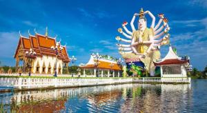 uma estátua de uma mulher sentada à beira de um corpo d'água em Lucky Mother Bungalow em Chaweng Noi Beach