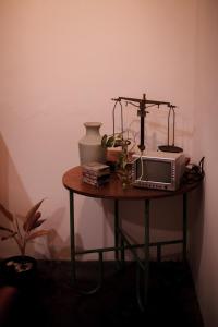 ein Tisch mit einer Mikrowelle und einer Vase darauf in der Unterkunft SakaLoka Heritage in Timuran + 7 Fotos