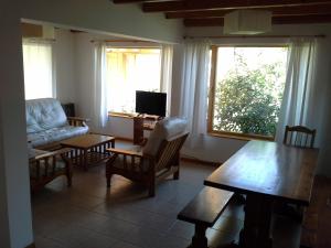 a living room with a couch and a table at Las Cuatro Estaciones in San Martín de los Andes
