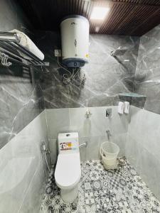 Ένα μπάνιο στο Hotel Amar