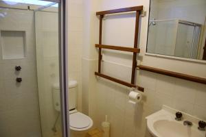 Bilik mandi di Arakoon House 1 - Bring your own linen +8 gambar