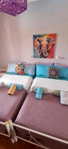 Cama ou camas em um quarto em Sausan Hotel