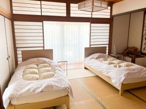 Een bed of bedden in een kamer bij Marina Bay Atami
