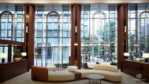 vestíbulo con una habitación grande con ventanas grandes en Daiwa Roynet Hotel Osaka Yotsubashi, en Osaka