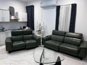 Seating area sa Palm Hamilton Backpacker