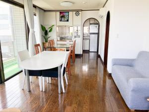 Een keuken of kitchenette bij Marina Bay Atami