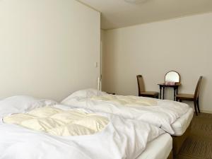 Een bed of bedden in een kamer bij Marina Bay Atami