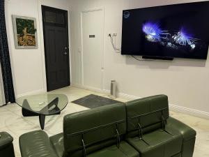 TV at/o entertainment center sa Palm Hamilton Backpacker