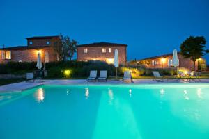בריכת השחייה שנמצאת ב-Casa Vacanze B&B Poggio Al Vento Toscana או באזור