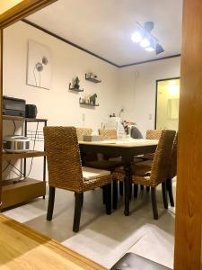 Imagen de la galería de Central Osaka 天神橋筋六丁目駅徒歩2分 屋上テラス付き一軒家 天満居酒屋街2分 梅田10分 難波15分, en Osaka