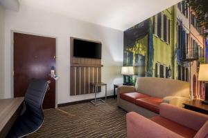 Μια τηλεόραση ή/και κέντρο ψυχαγωγίας στο Clarion Pointe Charleston - West Ashley