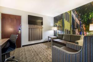 Μια τηλεόραση ή/και κέντρο ψυχαγωγίας στο Clarion Pointe Charleston - West Ashley