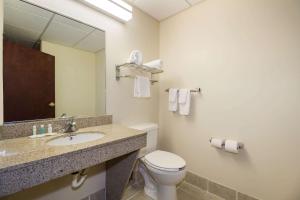 Ένα μπάνιο στο Clarion Pointe Charleston - West Ashley