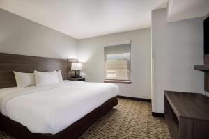 Ένα ή περισσότερα κρεβάτια σε δωμάτιο στο Clarion Pointe Charleston - West Ashley