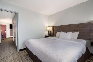 Ένα ή περισσότερα κρεβάτια σε δωμάτιο στο Clarion Pointe Charleston - West Ashley