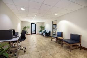 Μια τηλεόραση ή/και κέντρο ψυχαγωγίας στο Clarion Pointe Charleston - West Ashley