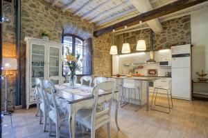 cocina y comedor con mesa y sillas en Casa Jardín de la Plata, en Baños de Montemayor