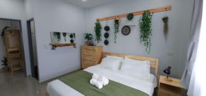 ein Schlafzimmer mit einem Bett mit Handtüchern darauf in der Unterkunft Calm & Cozy Vacation House in Rawai Beach + 33 Fotos