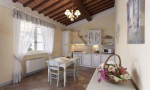 kuchnia ze stołem i krzesłami w pokoju w obiekcie Casa Vacanze B&B Poggio Al Vento Toscana w mieście Foiano della Chiana