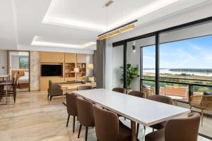 DoubleTree by Hilton Vientiane的电视和/或娱乐中心