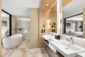 DoubleTree by Hilton Vientiane的一间浴室