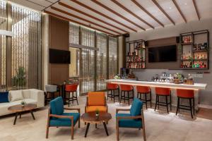 DoubleTree by Hilton Vientiane的电视和/或娱乐中心