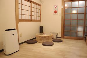 Imagen de la galería de Central Osaka 天神橋筋六丁目駅徒歩2分 屋上テラス付き一軒家 天満居酒屋街2分 梅田10分 難波15分, en Osaka