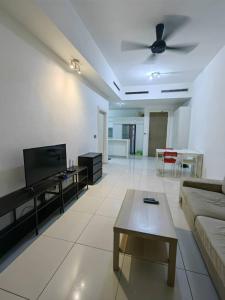 Μια τηλεόραση ή/και κέντρο ψυχαγωγίας στο M CITY 2 BEDROOM BY D