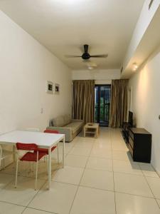 Χώρος καθιστικού στο M CITY 2 BEDROOM BY D