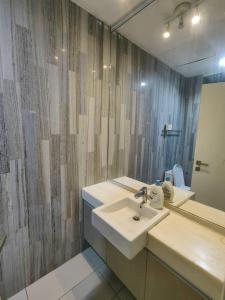 Ένα μπάνιο στο M CITY 2 BEDROOM BY D