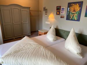 Uma cama ou camas num quarto em Hotel Edelweiss Kitzbühel