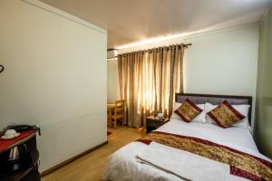 Postel nebo postele na pokoji v ubytování Hotel Harmony & Little Bites Bistro