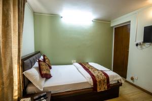 Postel nebo postele na pokoji v ubytování Hotel Harmony & Little Bites Bistro