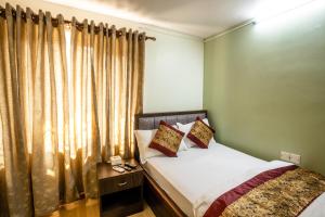 Postel nebo postele na pokoji v ubytování Hotel Harmony & Little Bites Bistro