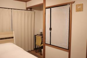 Cama o camas de una habitación en Central Osaka 天神橋筋六丁目駅徒歩2分 屋上テラス付き一軒家 天満居酒屋街2分 梅田10分 難波15分